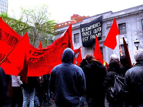 1er mai 2010, banner drop, Ils sont riches parce qu'on est pauvre!